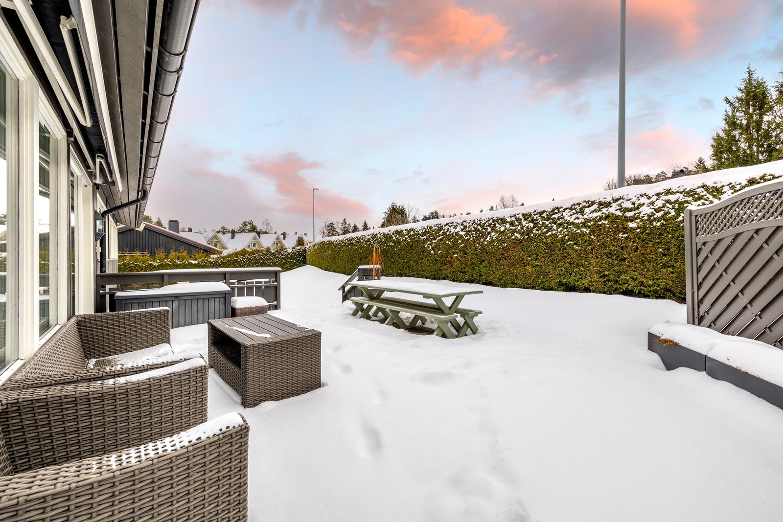 Eiendommen kan skilte med et flott uteområde med gode solforhold og flere fine soner for avslapning og sosiale sammenkomster. Galleribilde