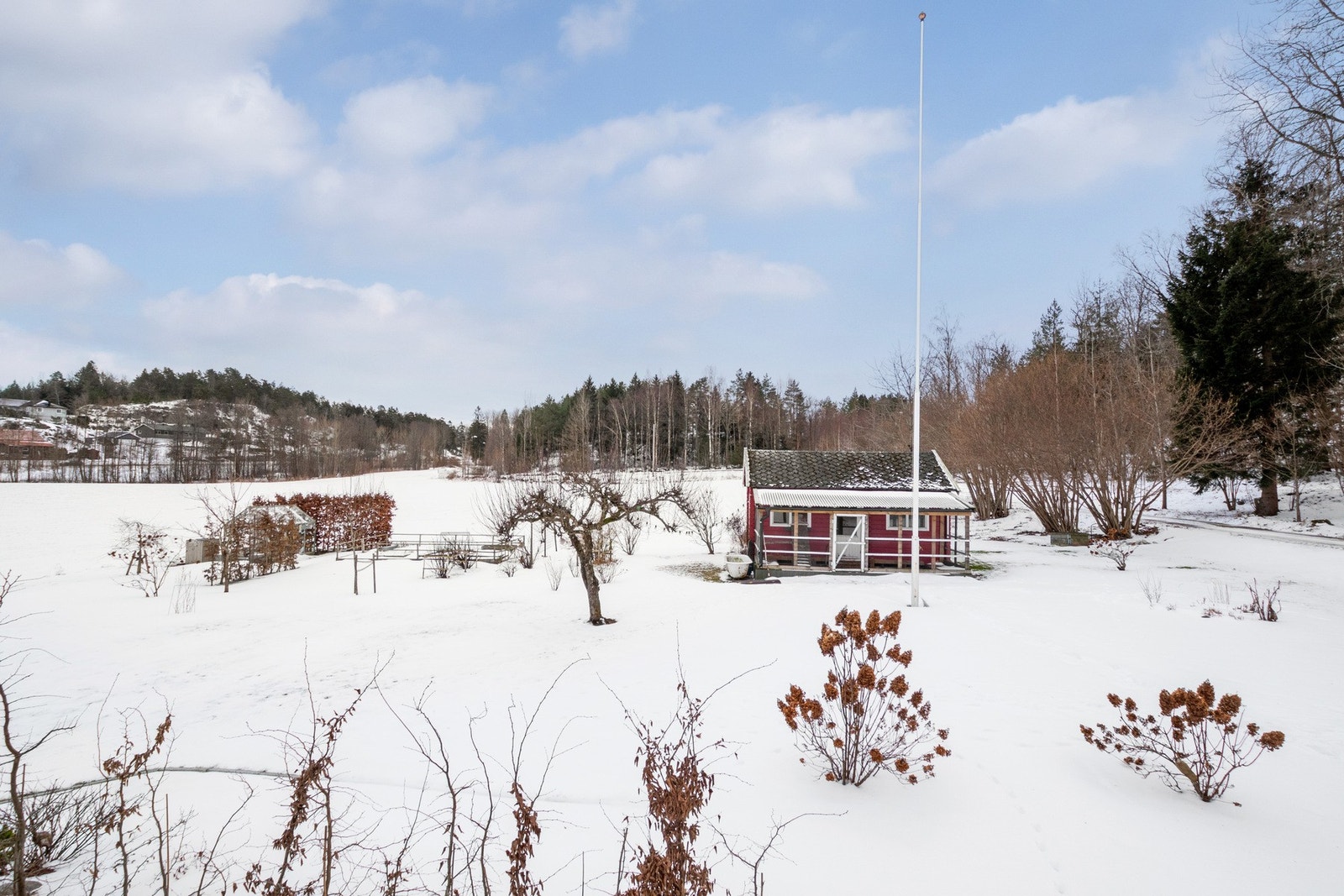 Den er pent opparbeidet og gjennomført vedlikeholdt, med drivhus, hønsegård, bærbusker, plantekasser og vakre blomsterbed. Galleribilde