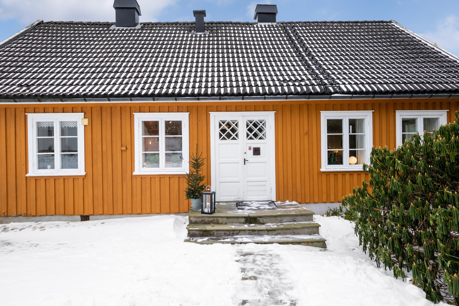 Velkommen inn i et sjarmerende trehus fra ca. 1850, med tydelig preg av historie og opprinnelig karakter. Galleribilde