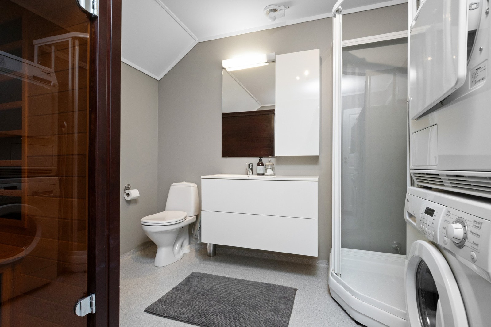 Badet er utstyrt med toalett og dusjkabinett, samt gulvbelegg på gulv. Galleribilde