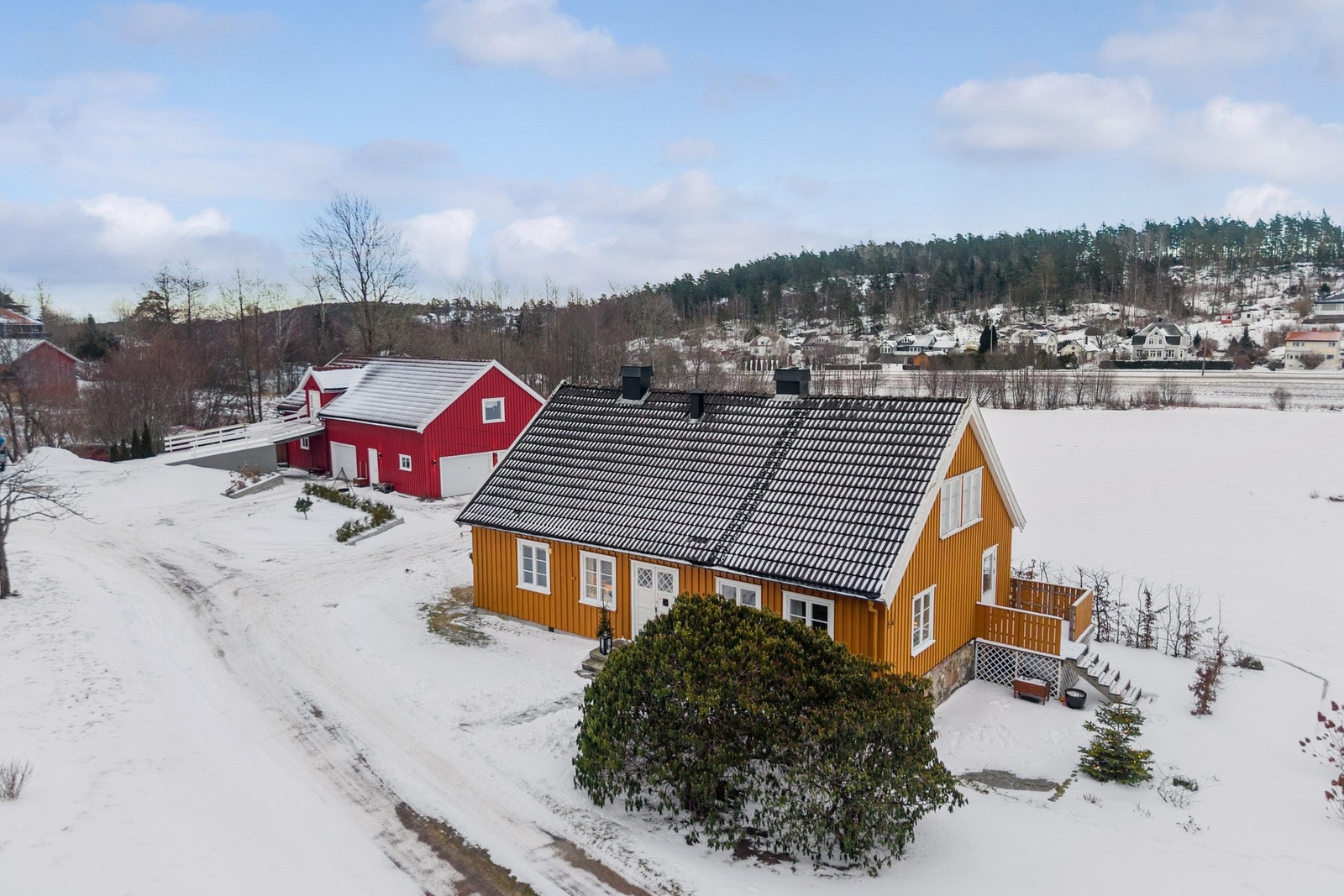 Fra spisestuen er det direkte utgang til en innbydende terrasse med vidstrakt utsikt over det åpne landskapet. Galleribilde