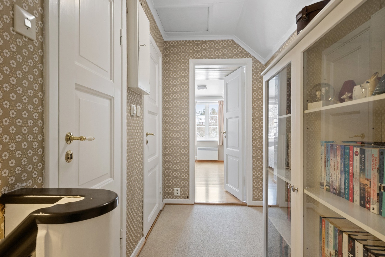 I soveromsgangen i 2. etasje er det to praktiske kott med belysning. Galleribilde