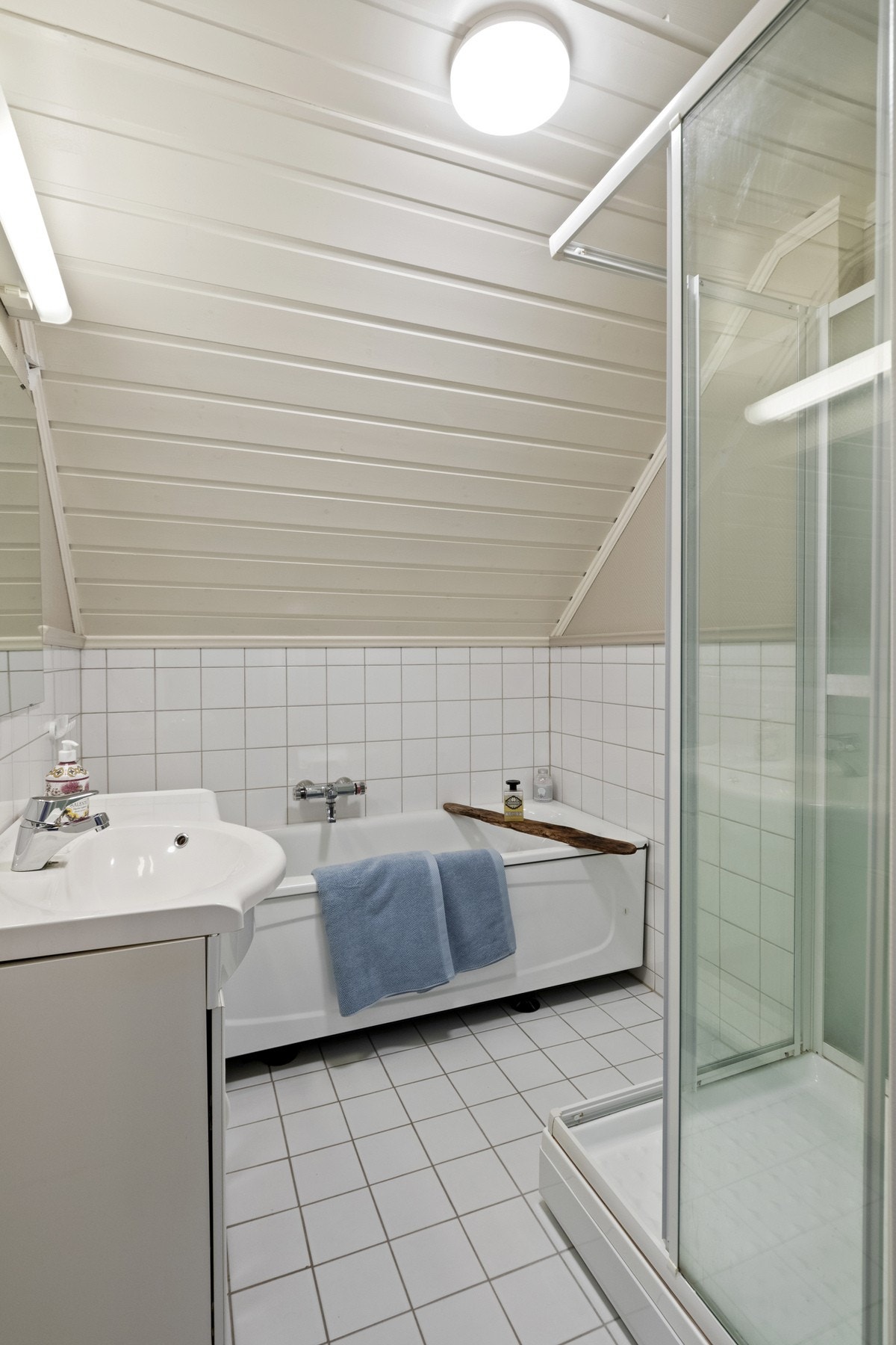 Badet i 2. etasje er romslig og inneholder både badekar og dusjkabinett. Galleribilde