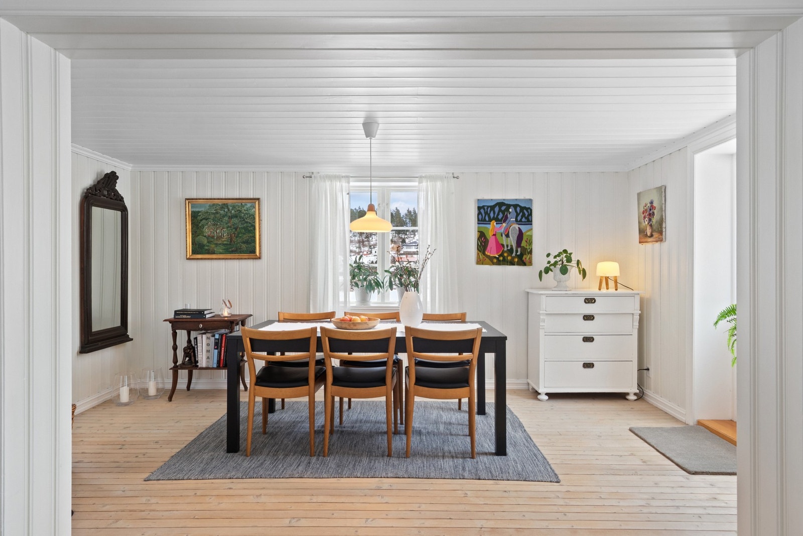 Den andre stuen egner seg godt som spisestue, med god plass til langbord og sosiale sammenkomster. Galleribilde