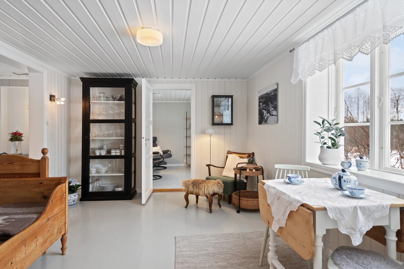 Innenfor kjøkkenet ligger det et hyggelig oppholdsrom. Galleribilde