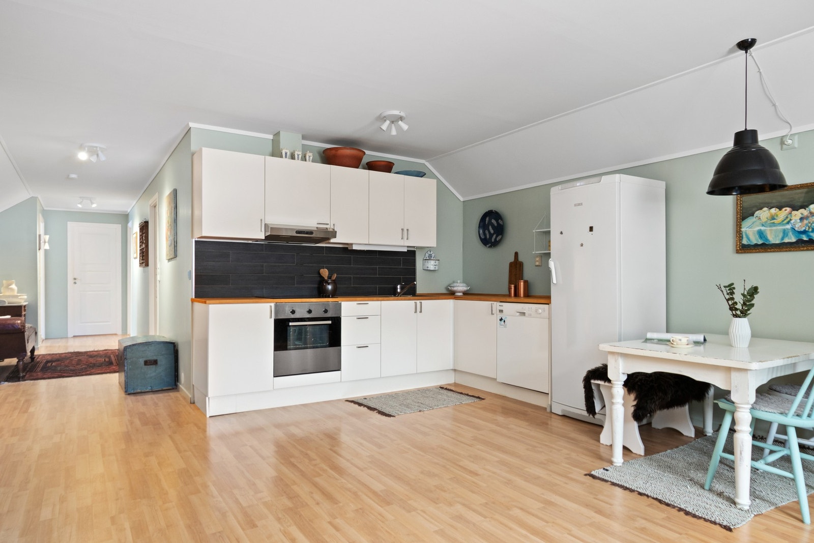 Kjøkkenet har nedfelt oppvaskkum og opplegg for oppvaskmaskin. Platetopp og stekeovn er integrert. Galleribilde