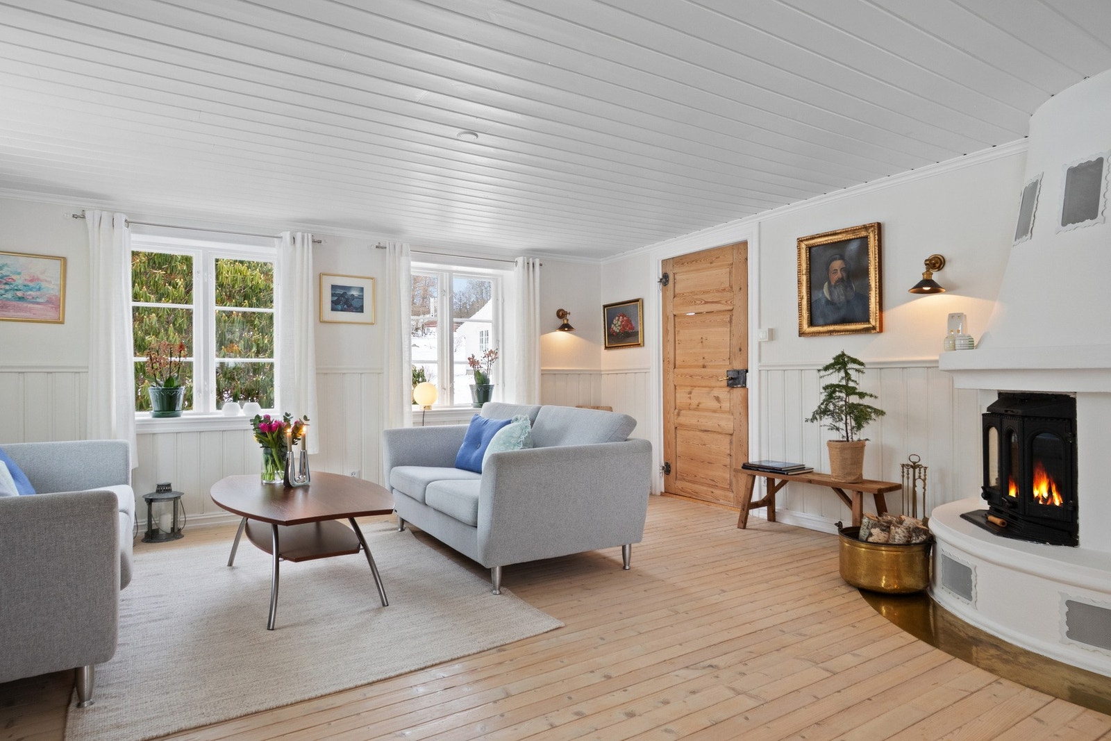 Hovedstuen har vinduer fra to sider som slipper inn rikelig med dagslys. Galleribilde