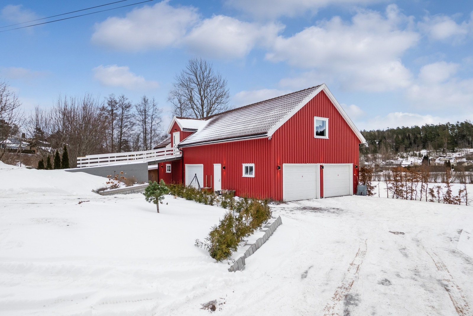 I låven er det 3 garasjeplasser, hobbyrom, bod og innredet 2. etasje. Galleribilde