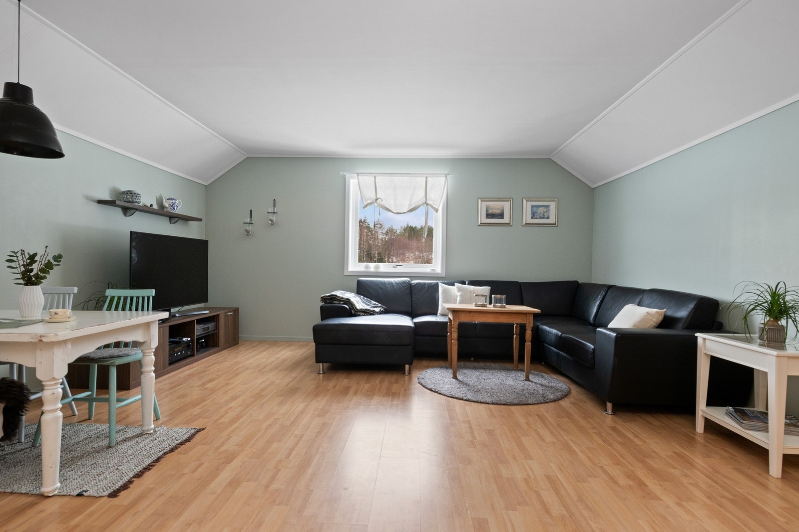 Rommet har plass til både sofagruppe og spisebord. Galleribilde