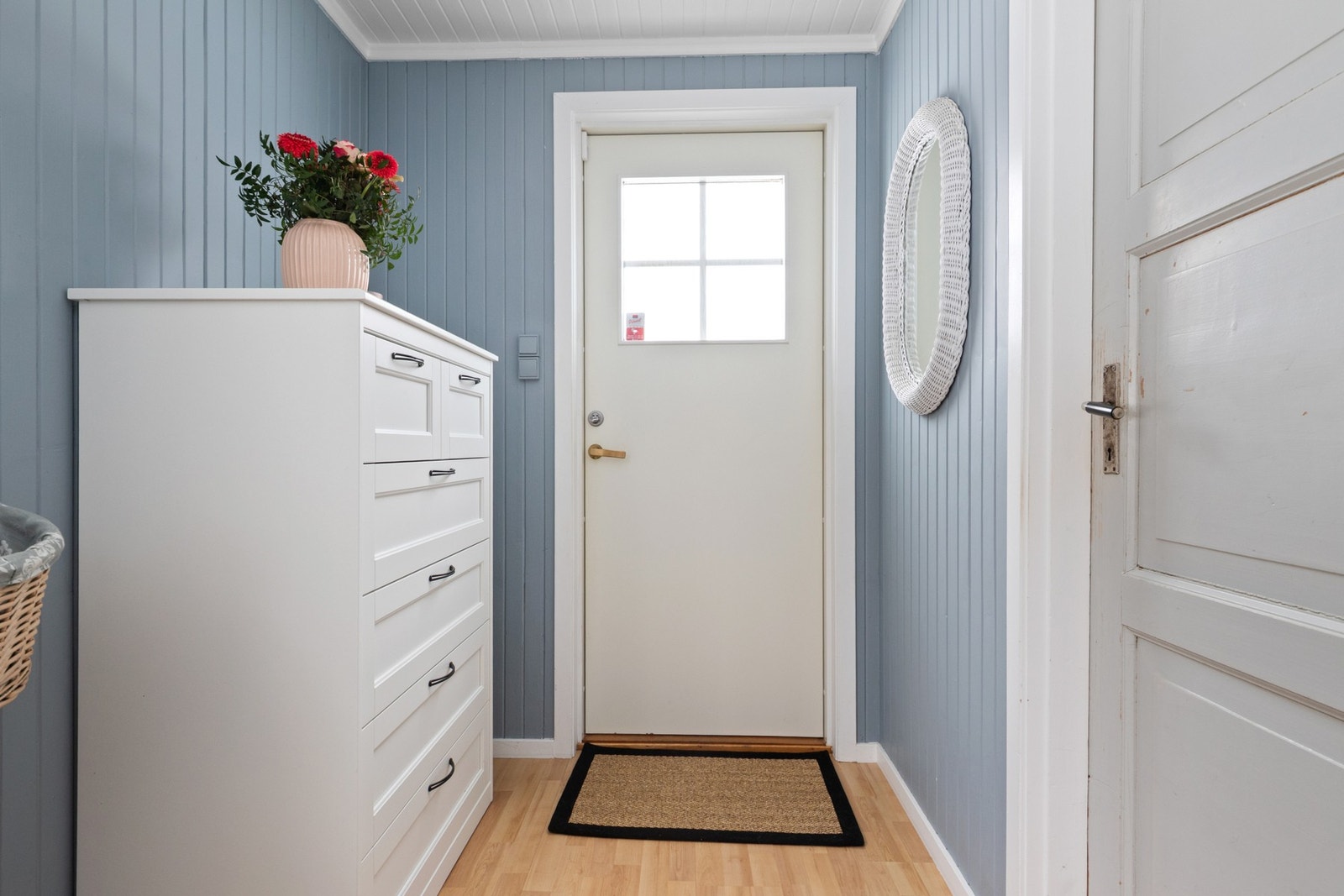 Praktisk bi-inngang med direkte adkomst til kjøkken og vaskerom, noe som gir en funksjonell løsning i hverdagen. Galleribilde