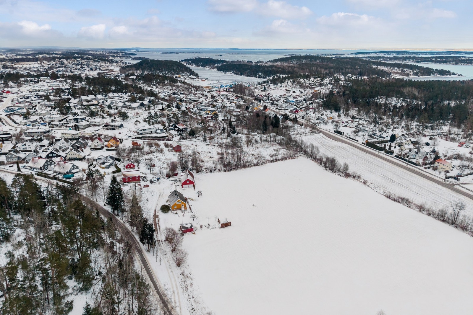 Her kan du starte dagen med en skogstur eller avslutte den med et kveldsbad - sjøen ligger nemlig like i nærheten Galleribilde