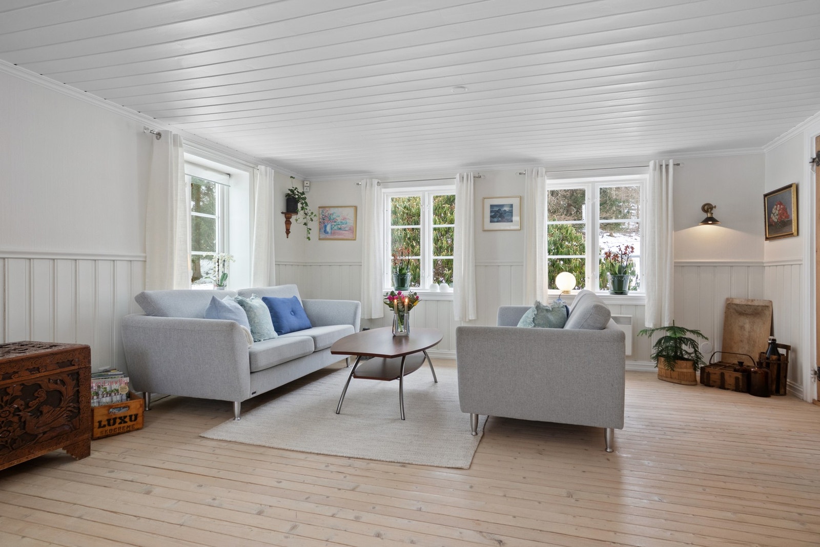 I boligens 1. etasje ligger to pene og tilstøtende stuer i åpen forbindelse, noe som gir god romfølelse, fleksibilitet og flere møbleringsmuligheter. Galleribilde