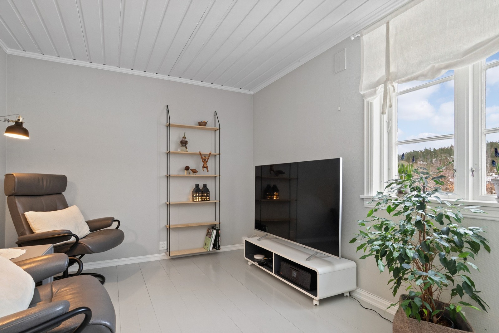 Boligen har tre soverom, fordelt med ett i 1. etasje og to i 2. etasje. Galleribilde