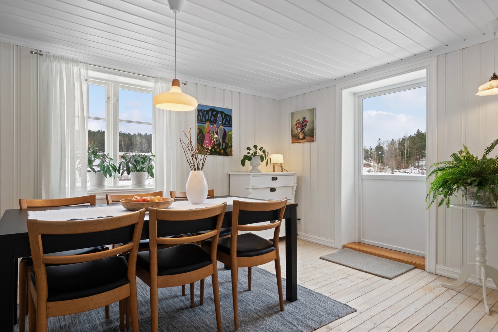 Herfra er det utsyn mot hagen, og rommet har glassdør med utgang til terrassen. Galleribilde