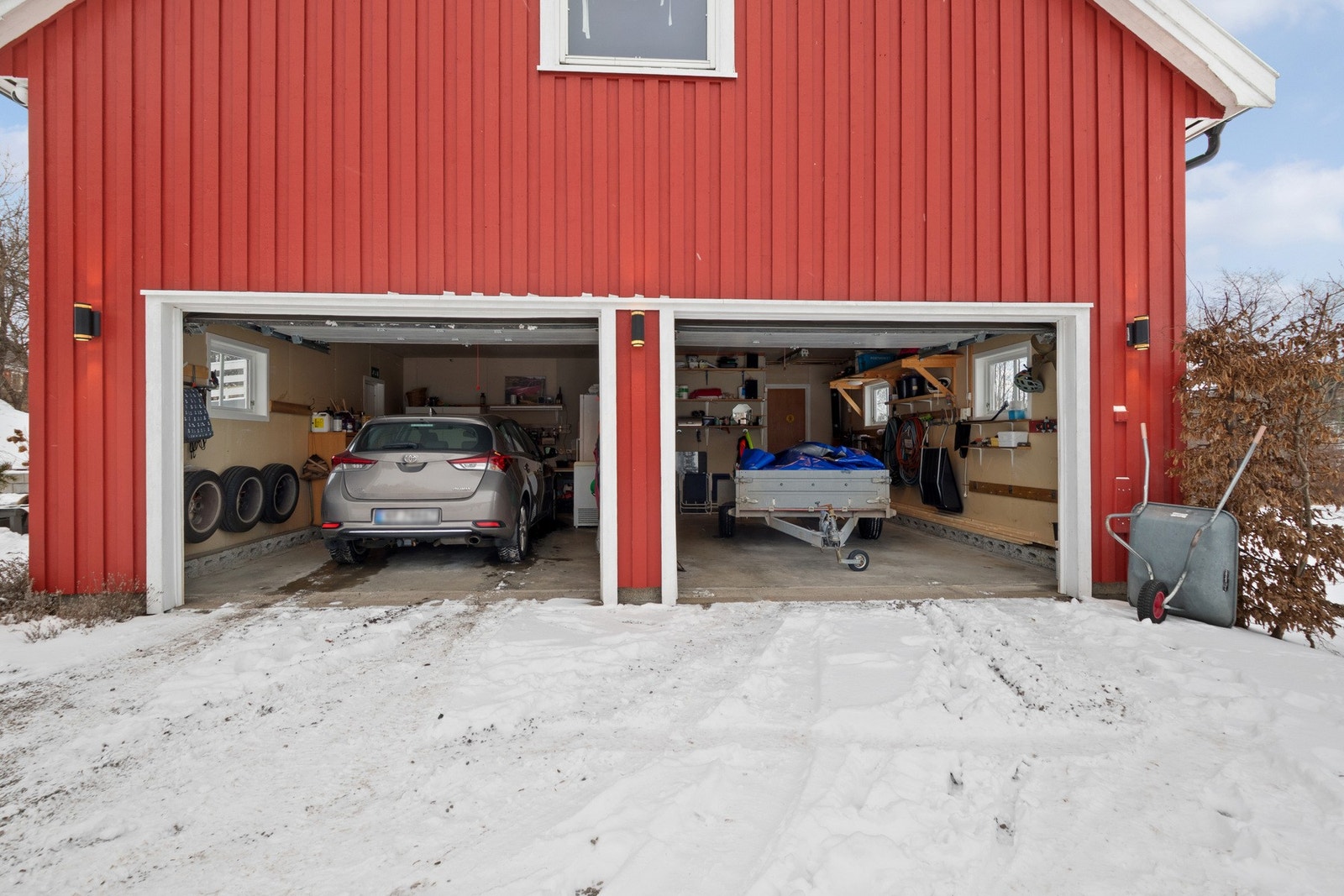 Adkomsten er gruslagt, og det er gode parkeringsmuligheter både i garasjen og på gårdsplassen foran bygget. Galleribilde