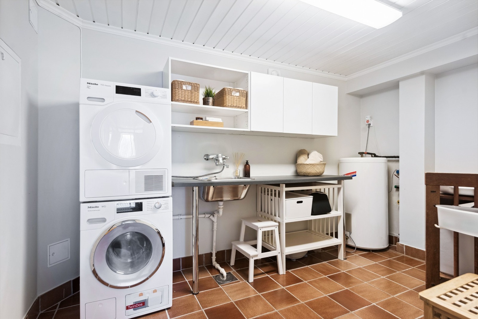 Eget vaskerom står høyt på de fleste småbarnsfamiliers ønskeliste. Fra vaskerommet er det adkomst til et praktisk kjølerom. Galleribilde