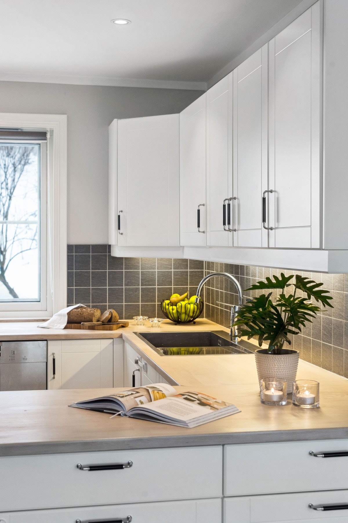 Kjøkkenet har gode arbeidsflater for den som er glad i å lage mat. Galleribilde