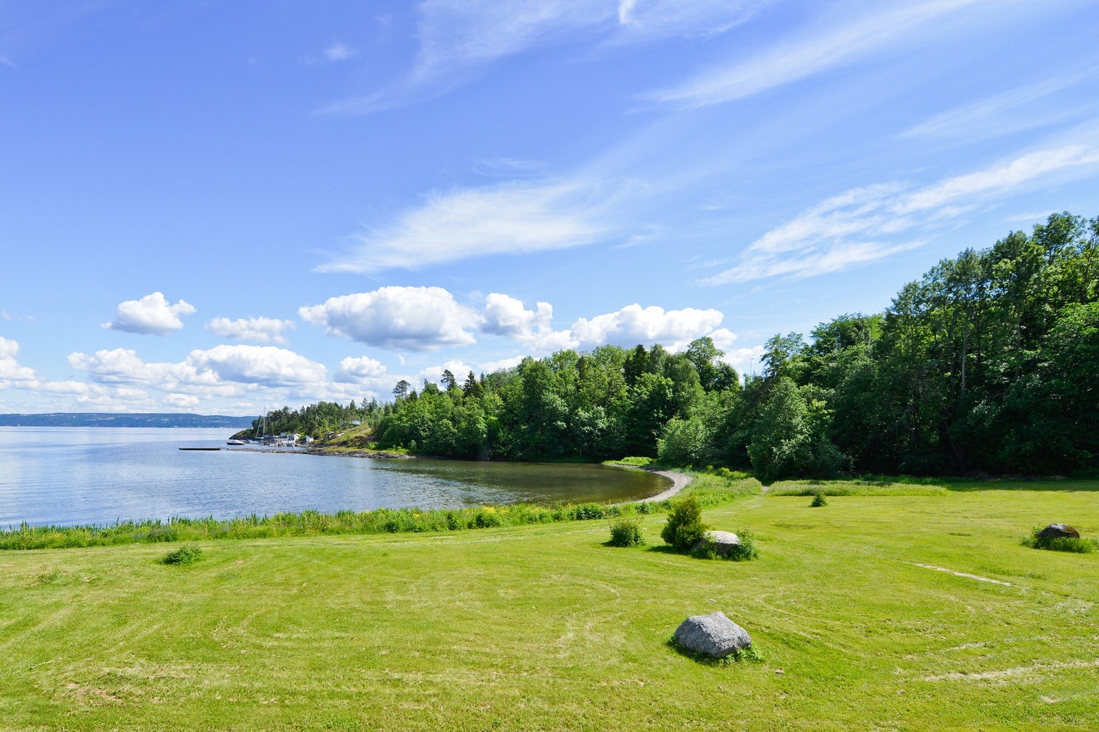 Sjøvollbukta er nærmeste badeplass. Her er det både strand og badebrygge. Galleribilde