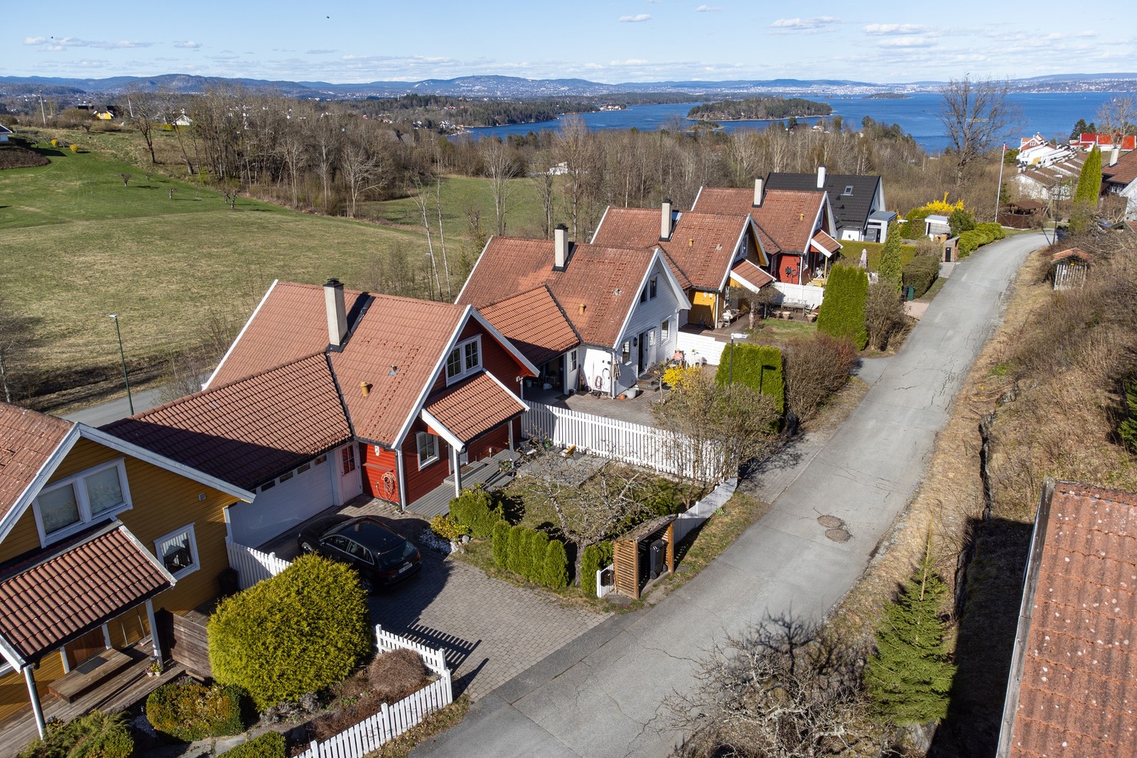 Isveien 9E ligger landlig og idyllisk til. Isveien har lite gjennomgangstrafikk og barnevennlige fellesarealer. Galleribilde