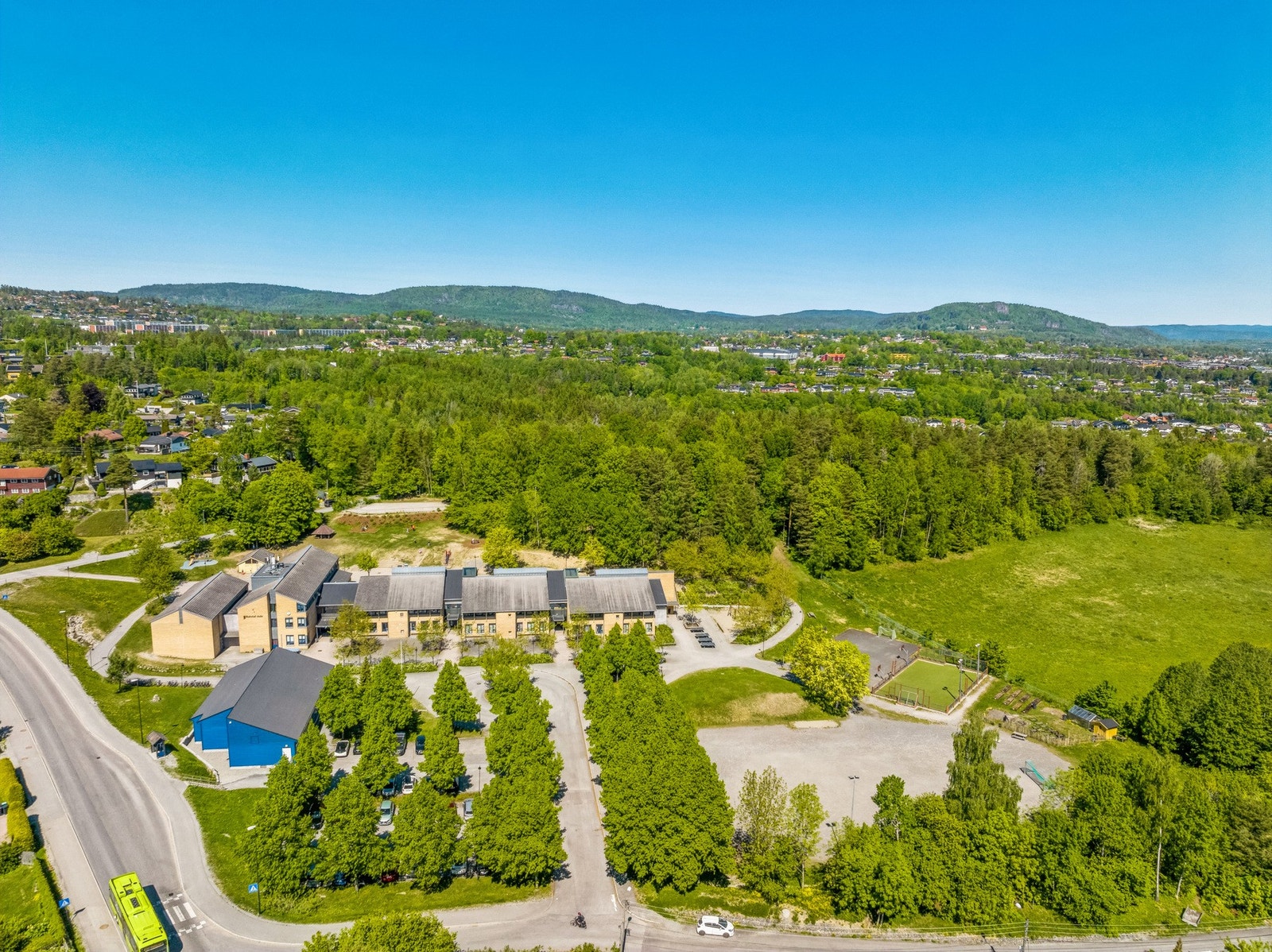 Boligen sogner til Blakstad barneskole. Blakstad skole ligger kun 1 km unna boligen og hit får barna trygg og trafikksikker skolevei. Galleribilde