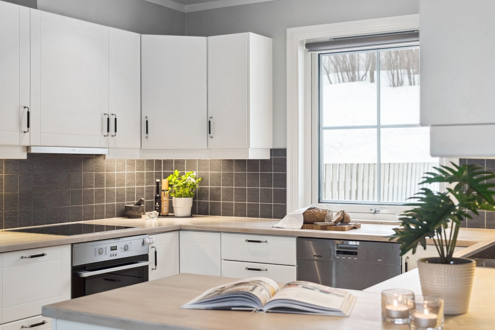 Innredningen har hvitmalte fronter og heltre benkeplate. Galleribilde