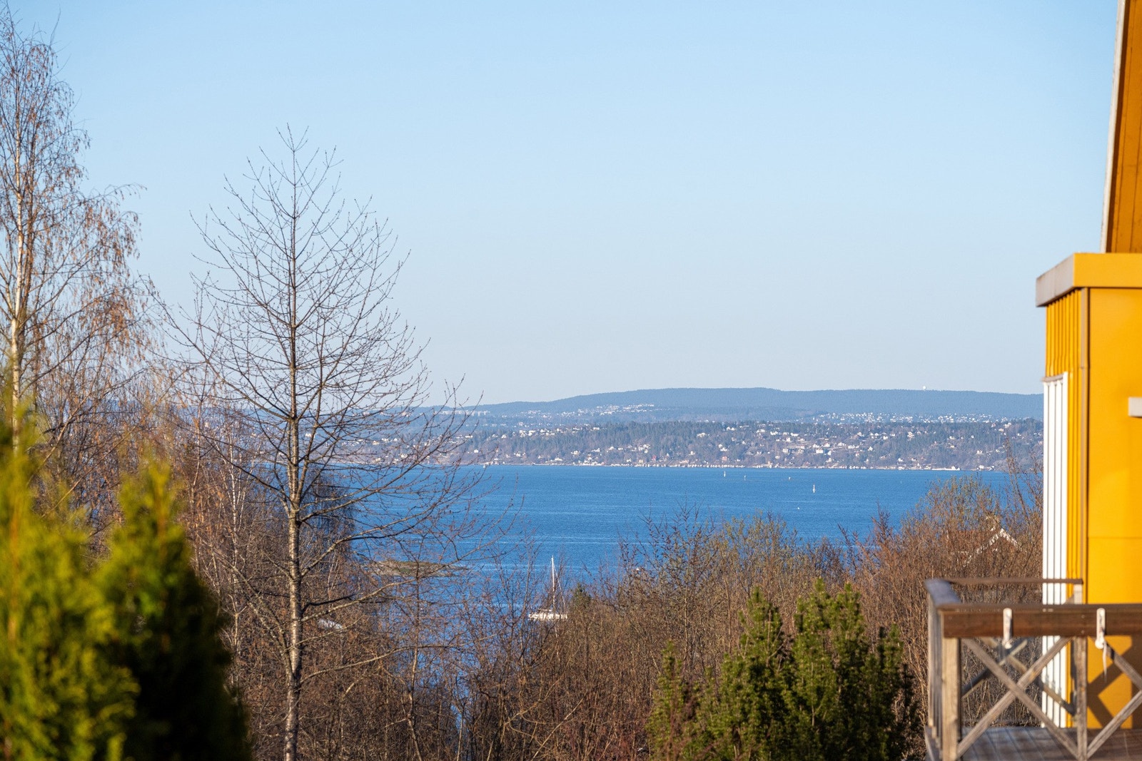 Det er flott sjøutsikt fra balkongen utenfor stuen i 1. etasje. Galleribilde