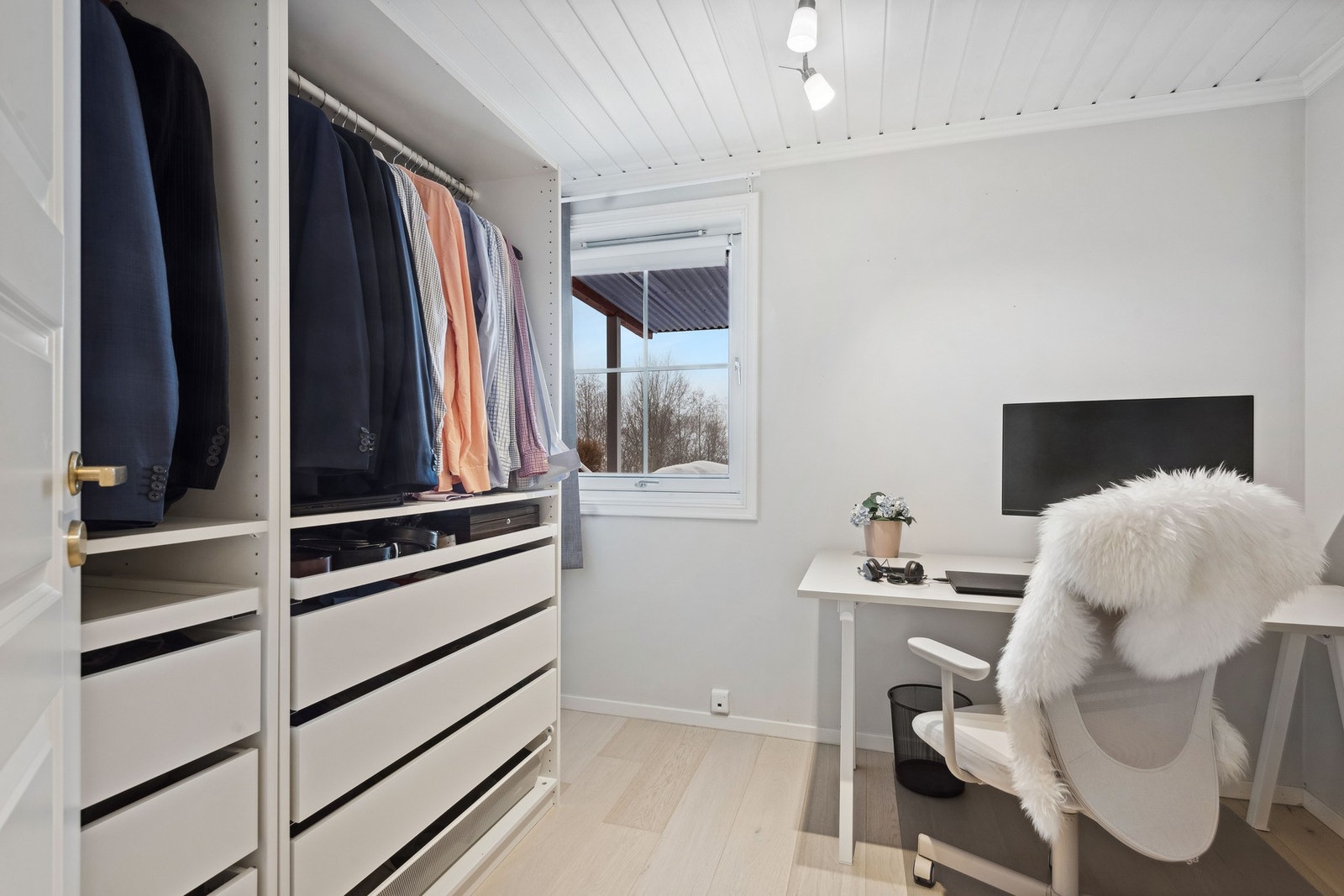 Dette rommet brukes som garderoberom og kontor. Rommet er opprinnelig en TV-stue, men er delt av til et soverom. Galleribilde