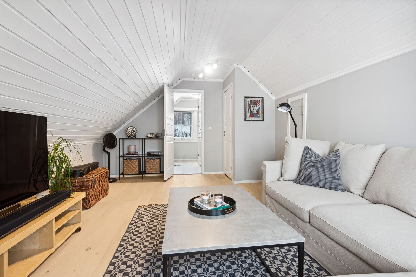 Rommet på toppen av trappen er innredet som loftstue Galleribilde