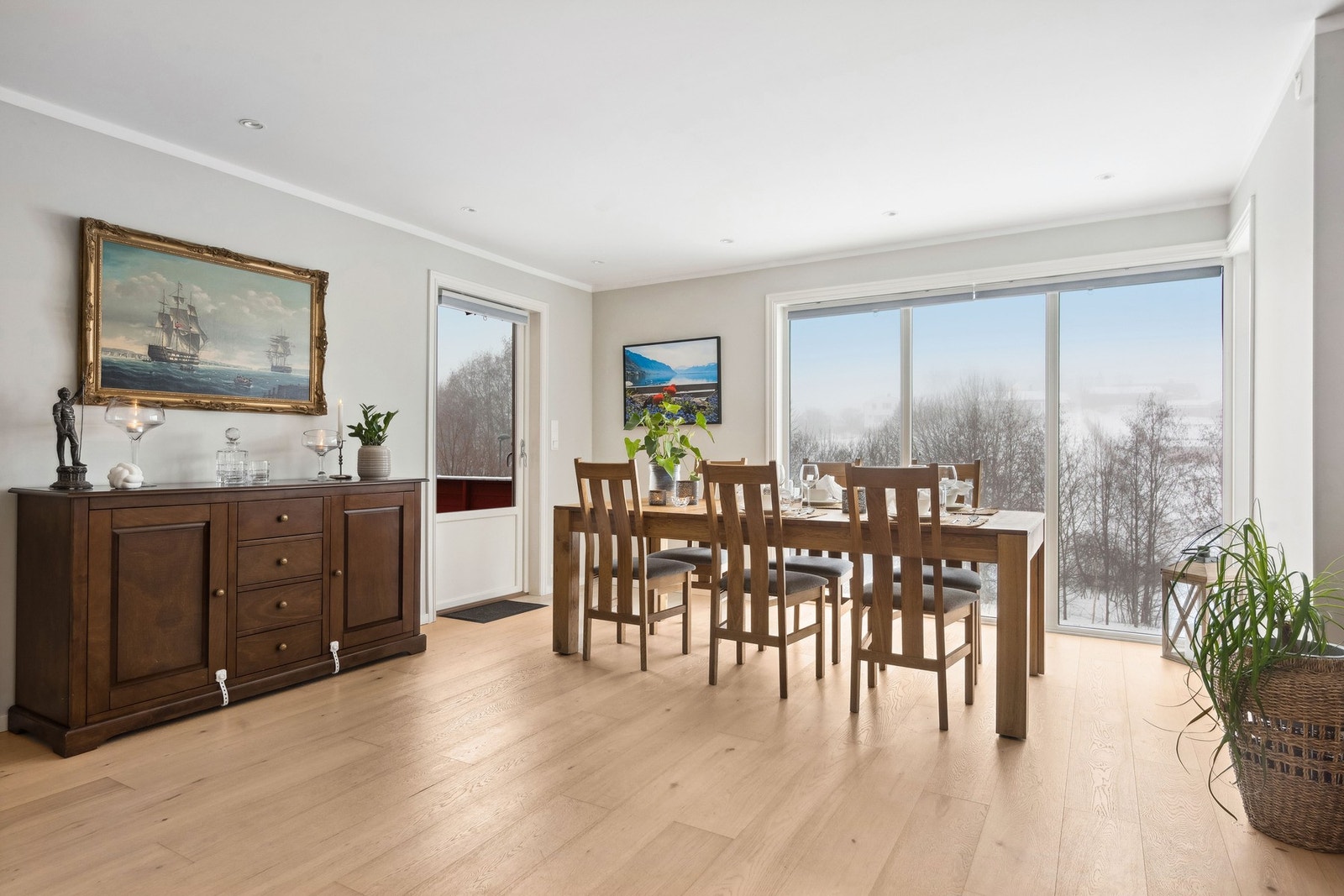 Spisestuen har store vindusflater og landlig utsyn. Galleribilde