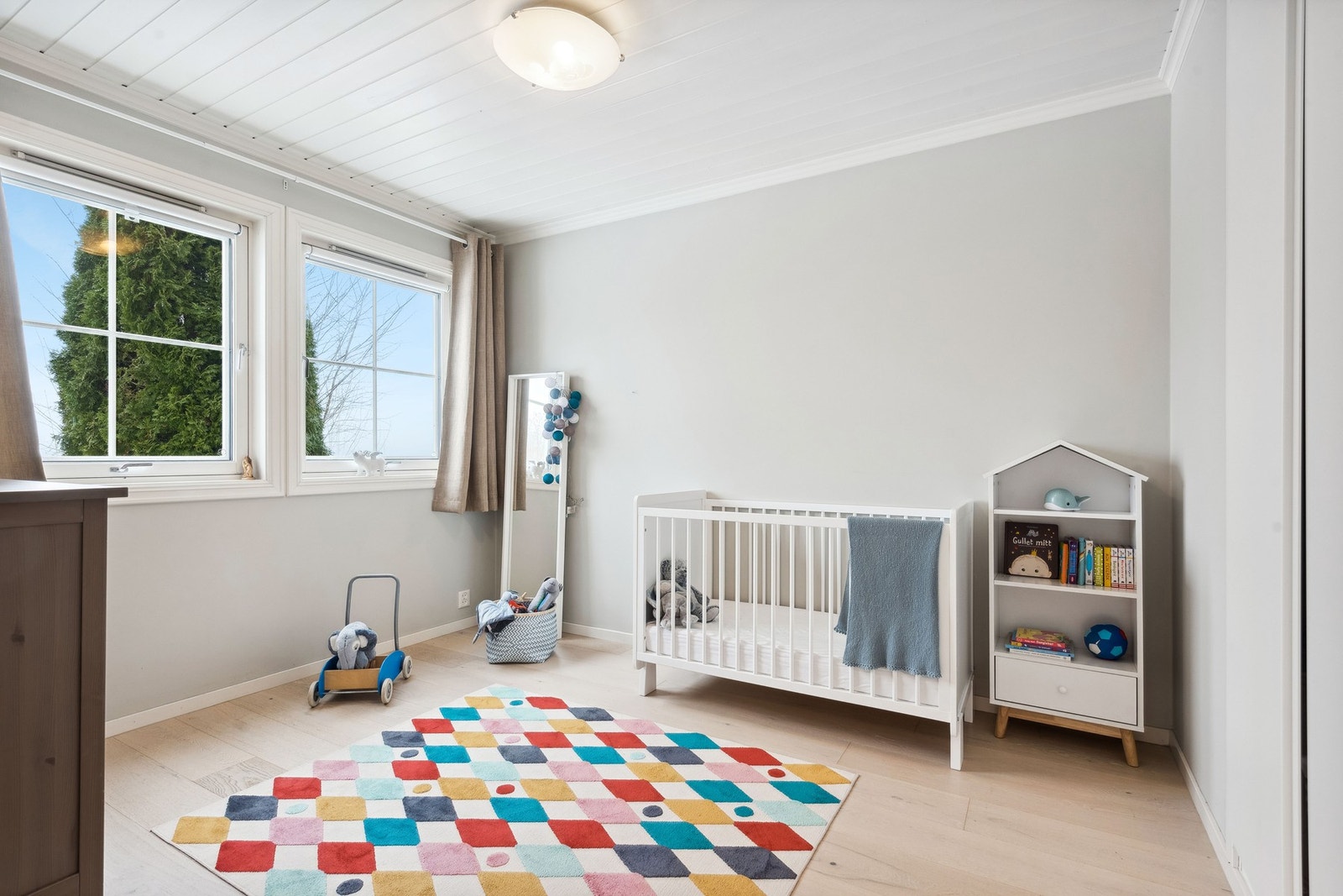 Det er ytterligere to soverom i underetasjen. Galleribilde