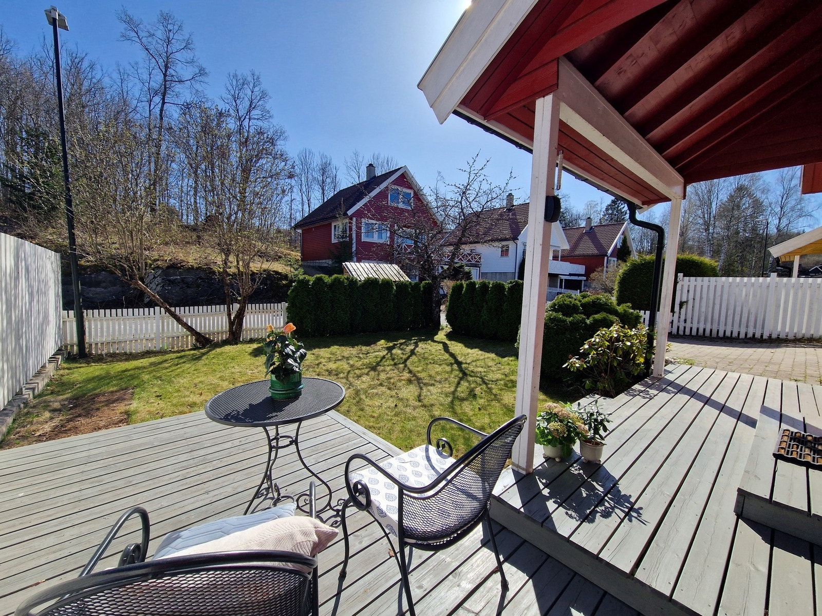 Ved inngangspartiet er det en overbygget uteplass, perfekt sted for morgenkaffen! Galleribilde