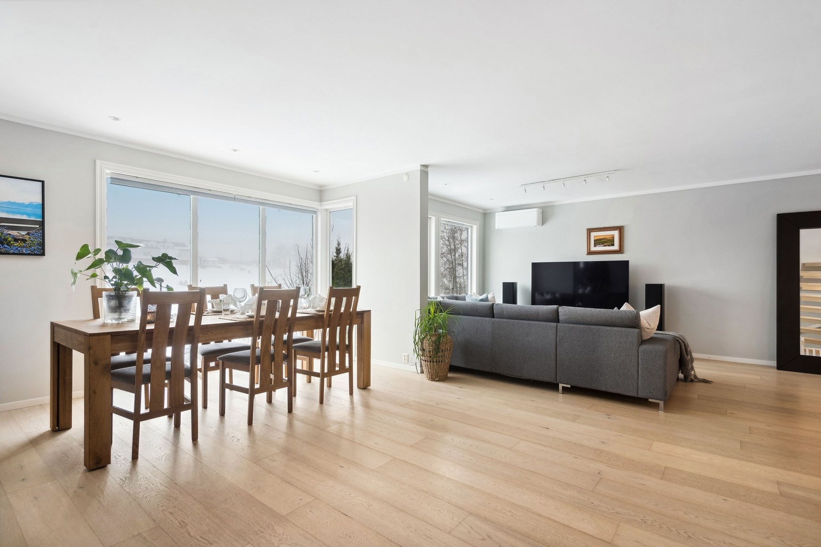 Stuen er både lys og luftig og lar seg enkelt møbleres med både sofagruppe og spisestue. Galleribilde