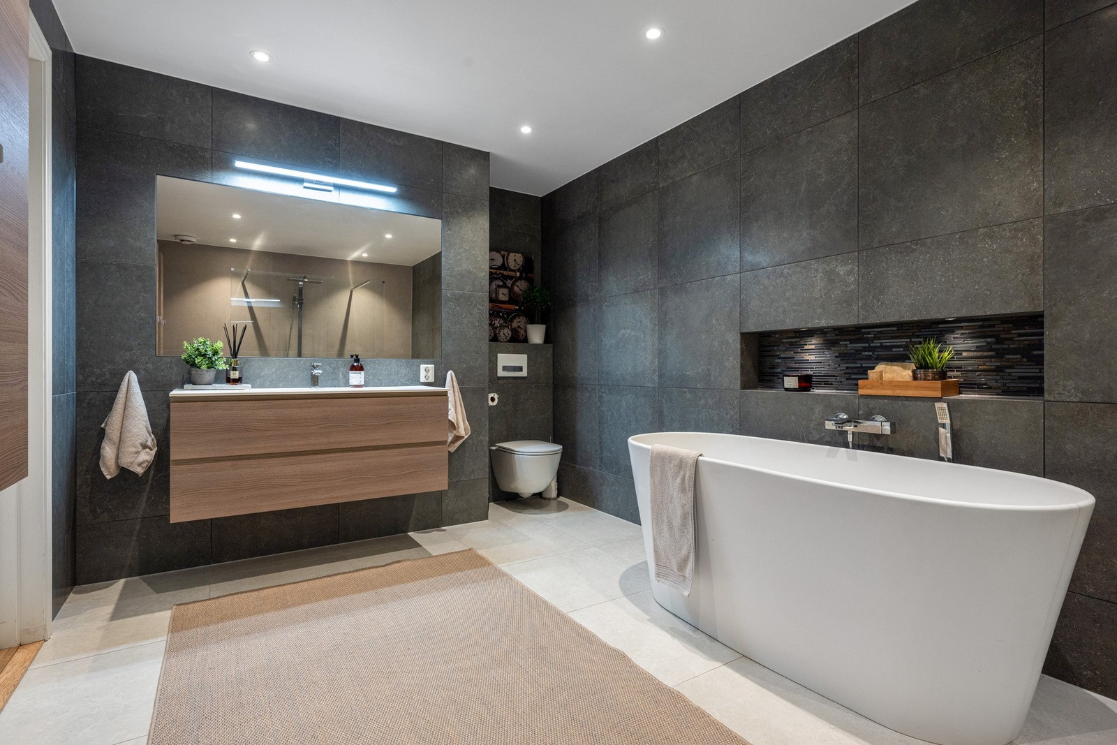 I underetasjen er det også et stort og lekkert bad. Galleribilde