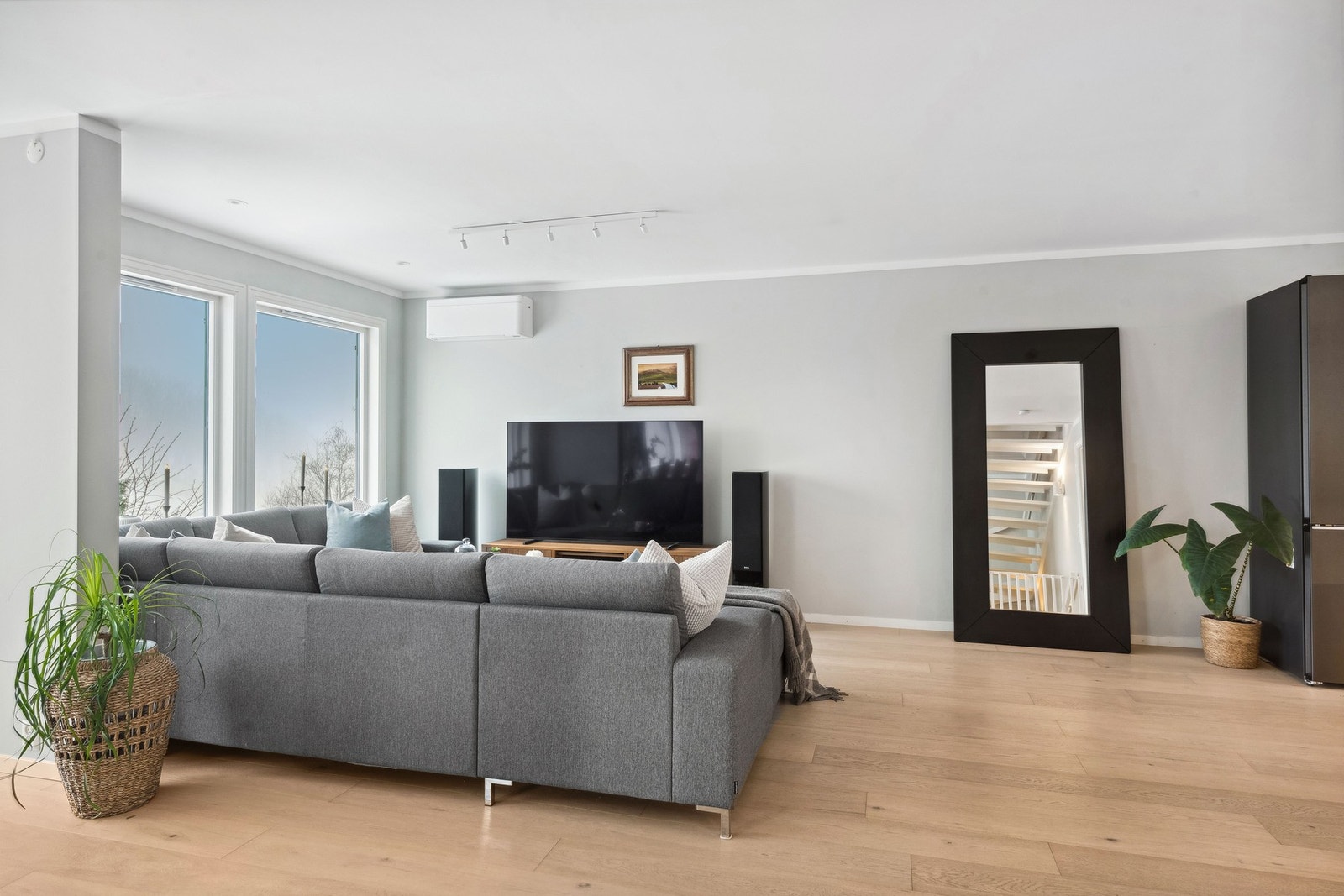 Stuen har behagelig fargevalg og innbydende atmosfære. Galleribilde