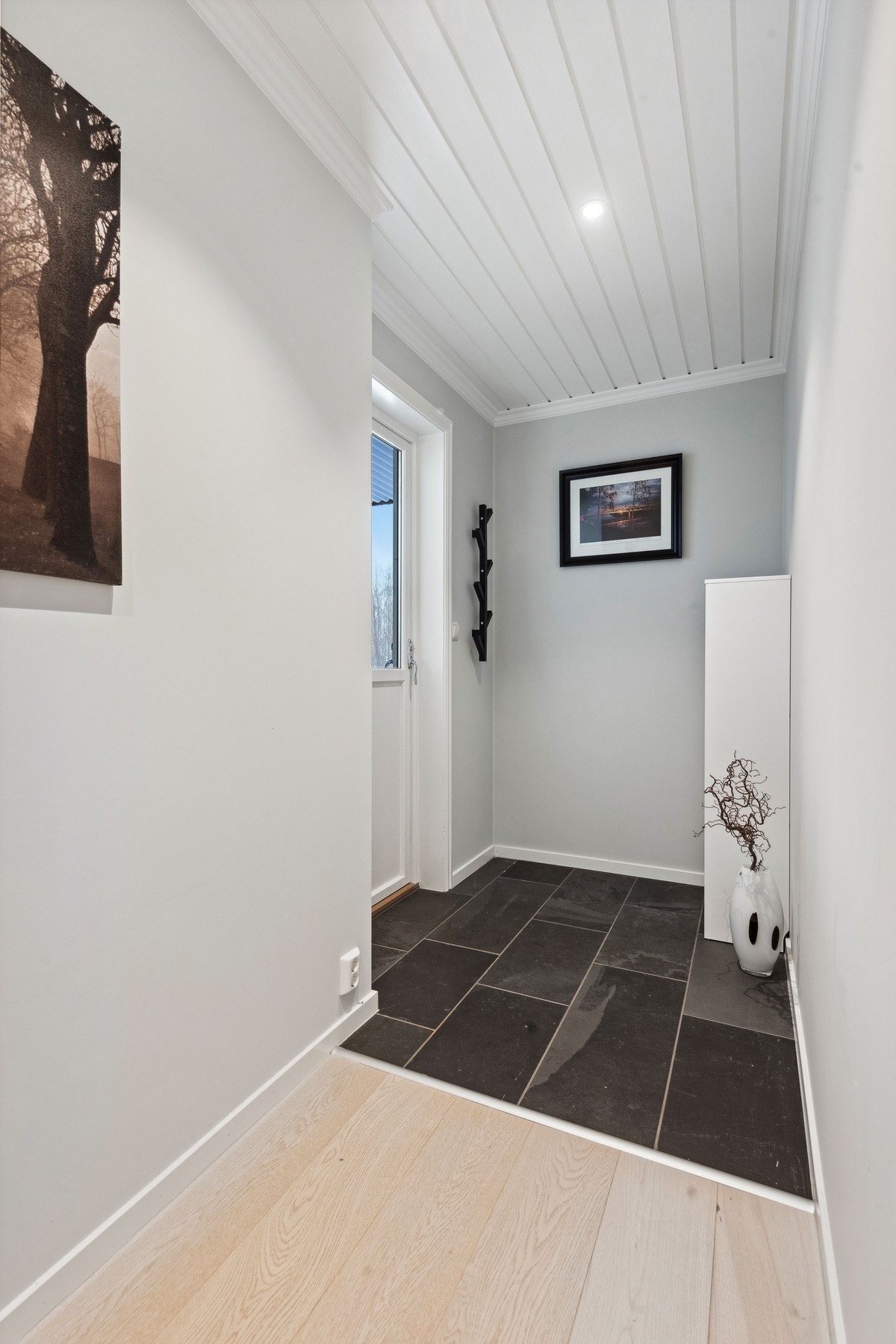 I underetasjen er det også en egen inngangsdør som tar oss ut på terrassen. Galleribilde