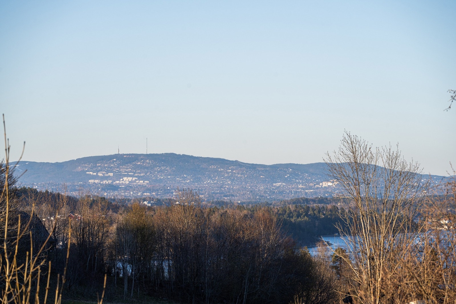 Fra terrassen er det landlig og fin utsikt, både til jorder og fjord. Galleribilde