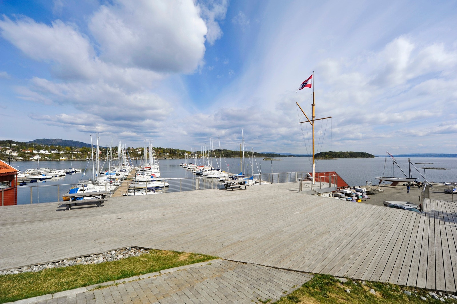 Asker seilforening holder til ca. 1,5 km fra eiendommen. Her arrangeres det seilskole for barn og ungdom. Her er det også mulighet for leie av båtplass. Galleribilde