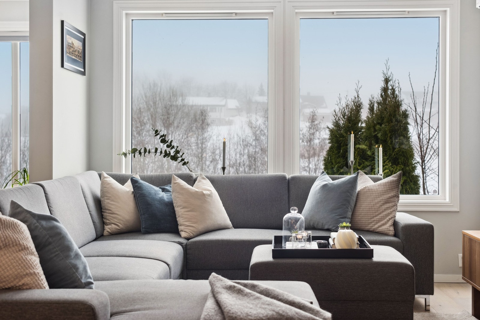 Stuen har god plass til romslig hjørnesofa hvor hele familien kan samles. Galleribilde