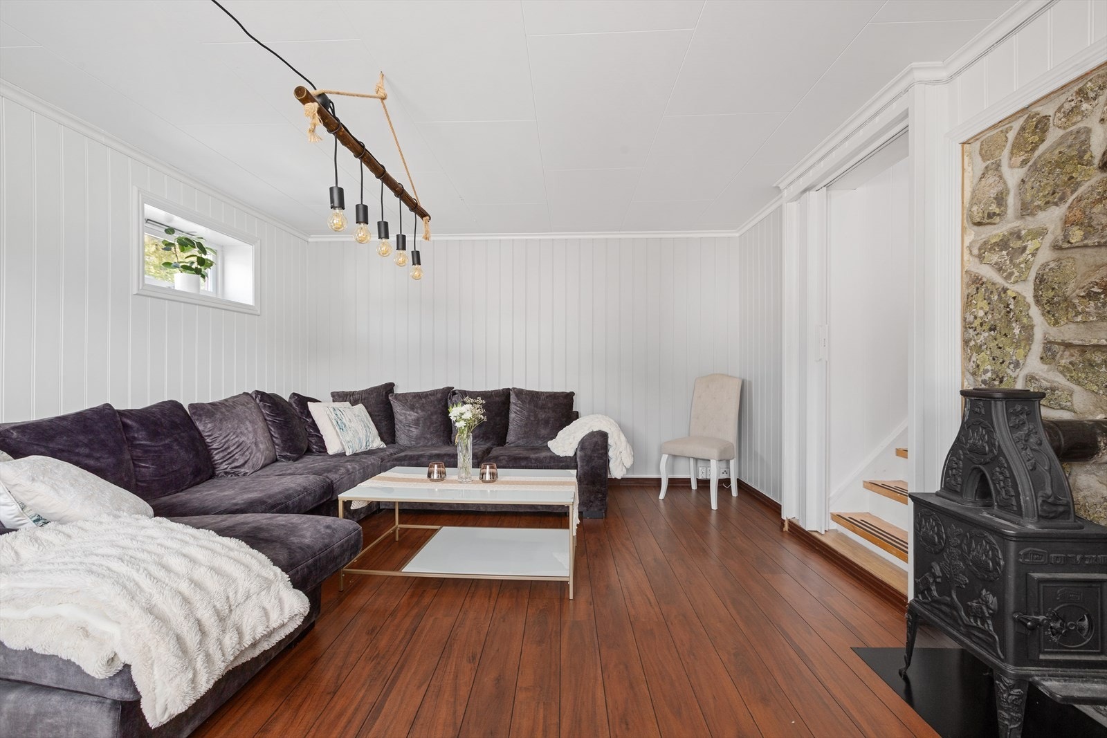 Det er montert 2 vedovner i stuen Galleribilde