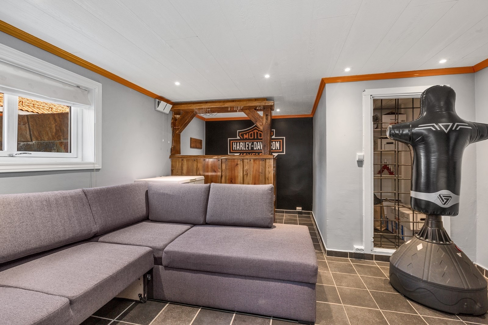 Kjellerstue. Kjeller/underetasje er innredet, men det er ikke søkt om bruksendring fra tilleggsdel til hoveddel Galleribilde