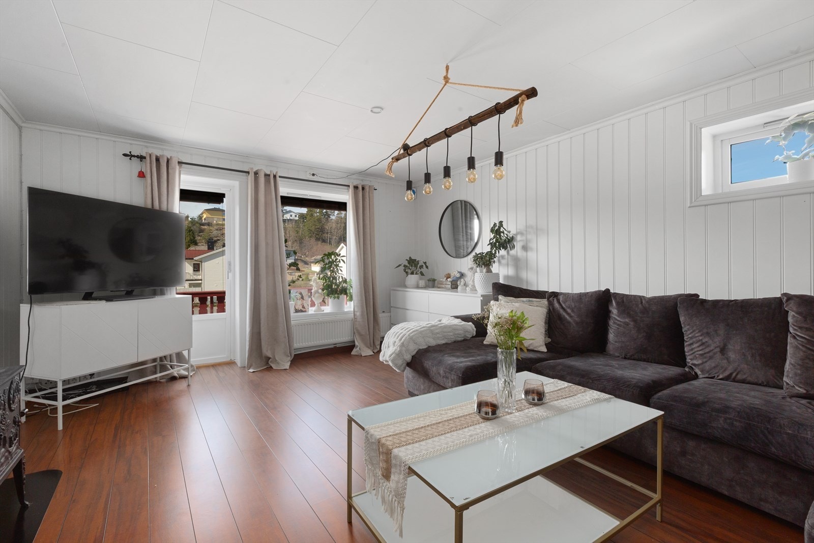 Fra stuen er det utgang til veranda med gode solforhold. Galleribilde