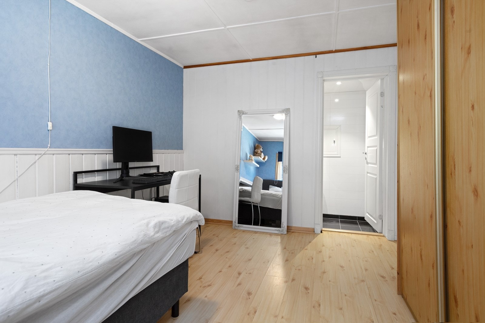 Soverom med skyvedørsgarderobe i 1. etasje Galleribilde