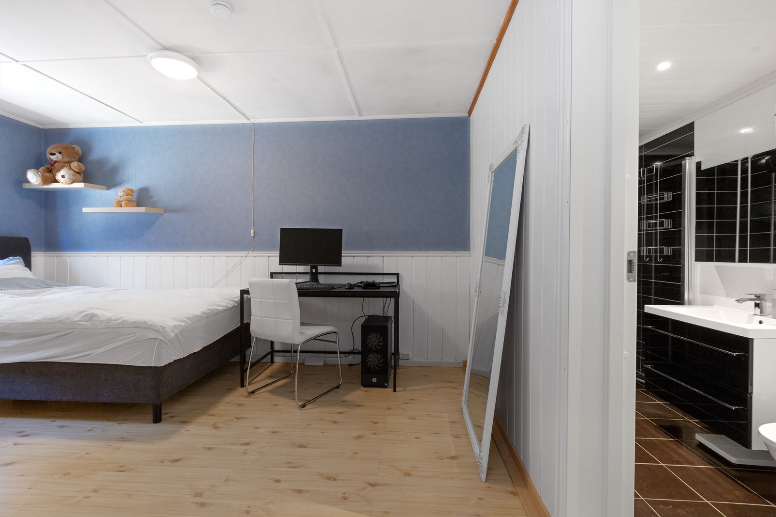 Det er inngang til badet fra soverommet Galleribilde