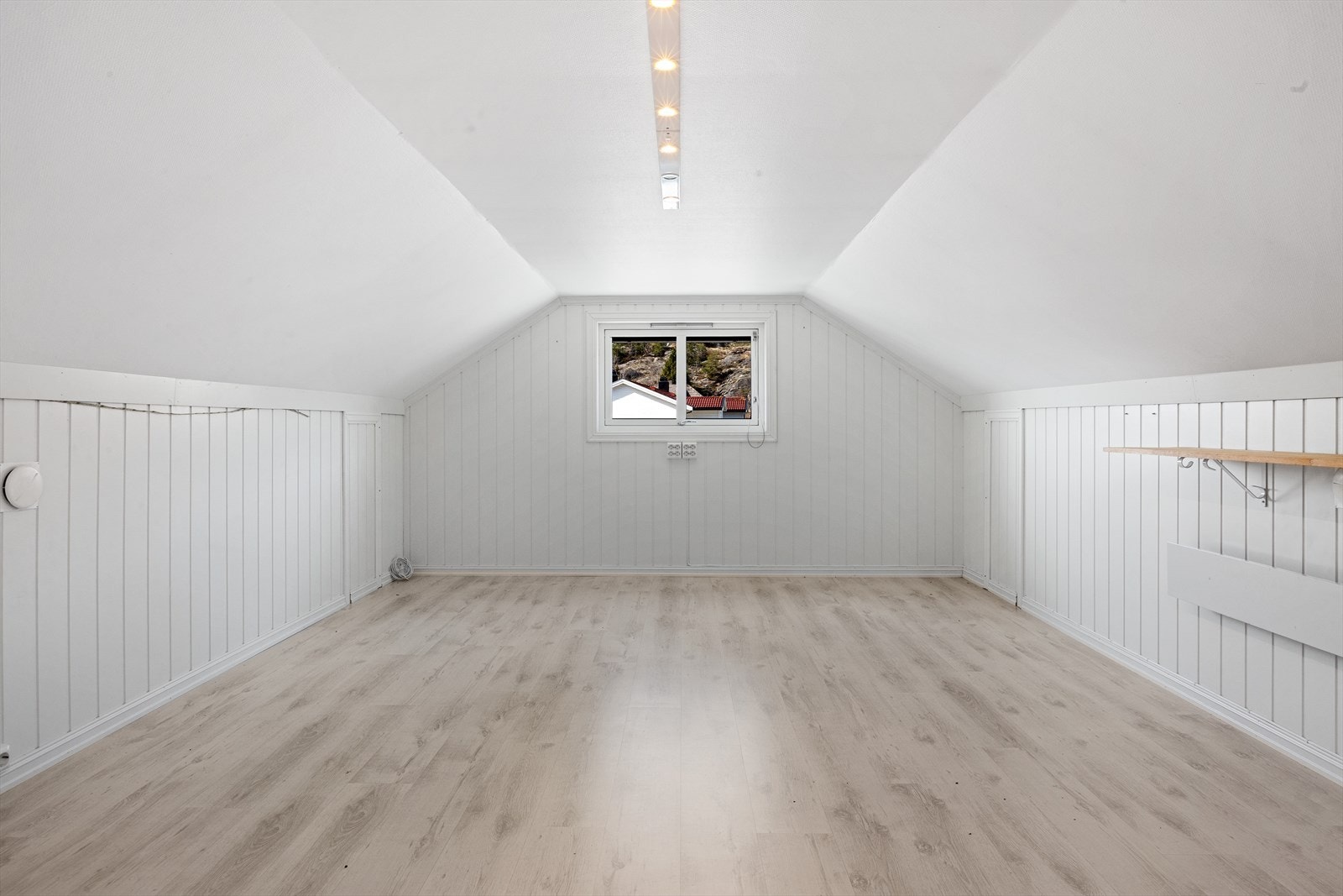 Loft over garasje er innredet, men det er ikke søkt om bruksendring fra tilleggsdel til hoveddel. Galleribilde