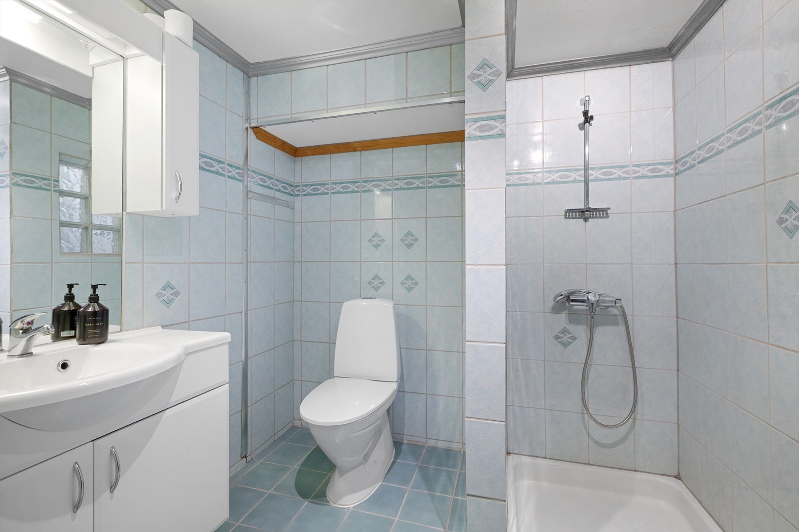 Bad kjeller. Kjeller/underetasje er innredet, men det er ikke søkt om bruksendring fra tilleggsdel til hoveddel Galleribilde