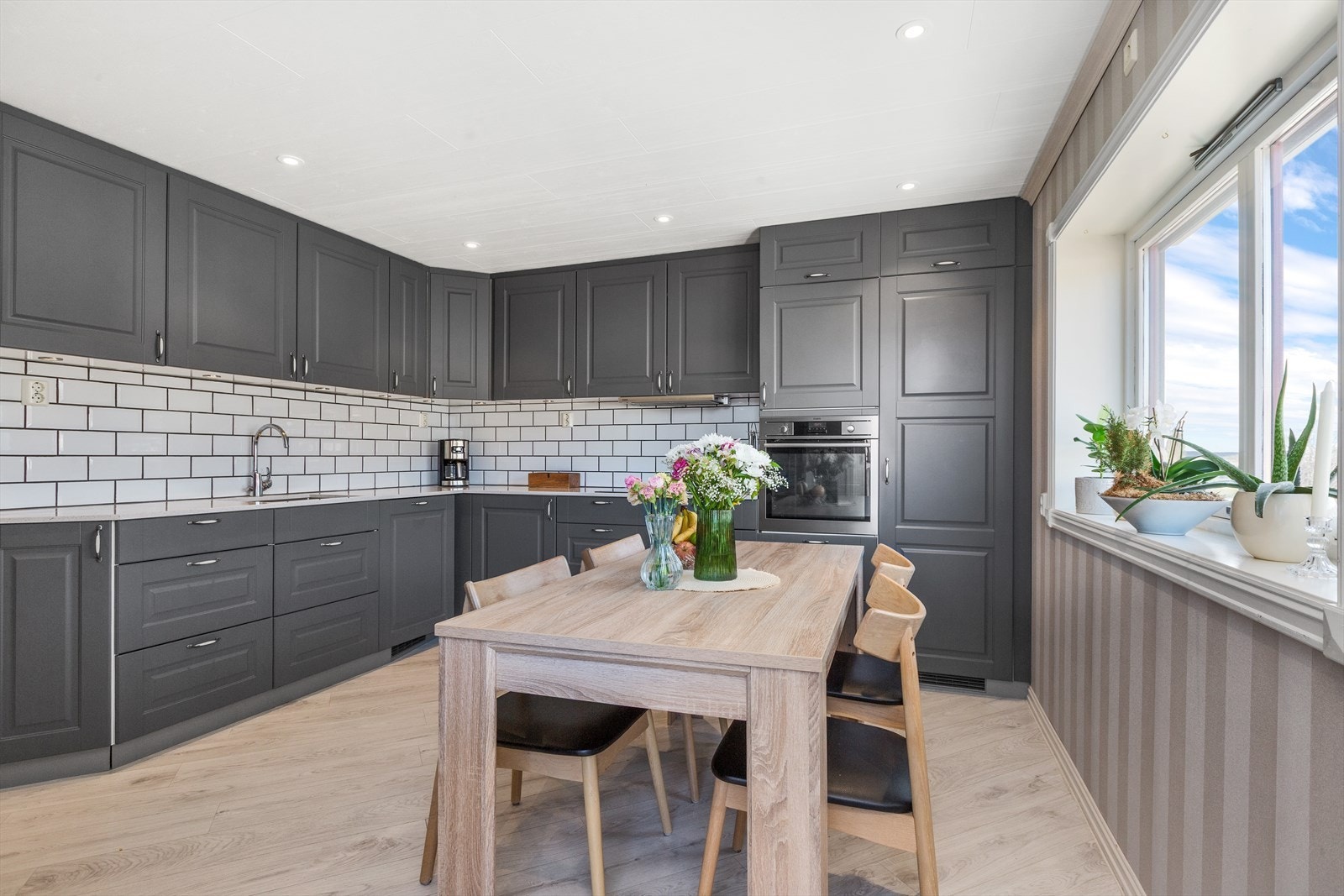 God plass til spisebord på kjøkkenet Galleribilde