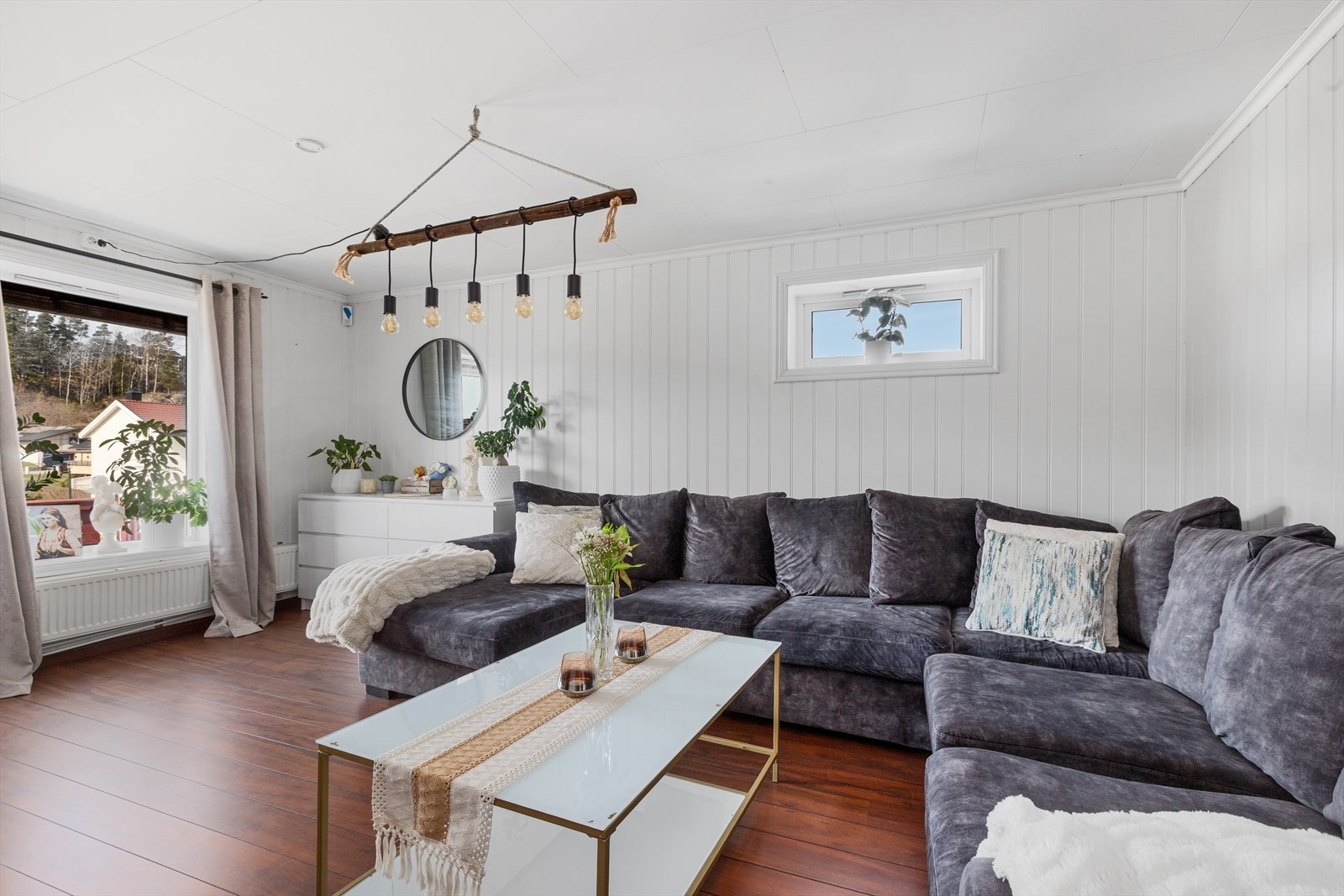 Stuen er lys og det er god plass til stor sittegruppe Galleribilde