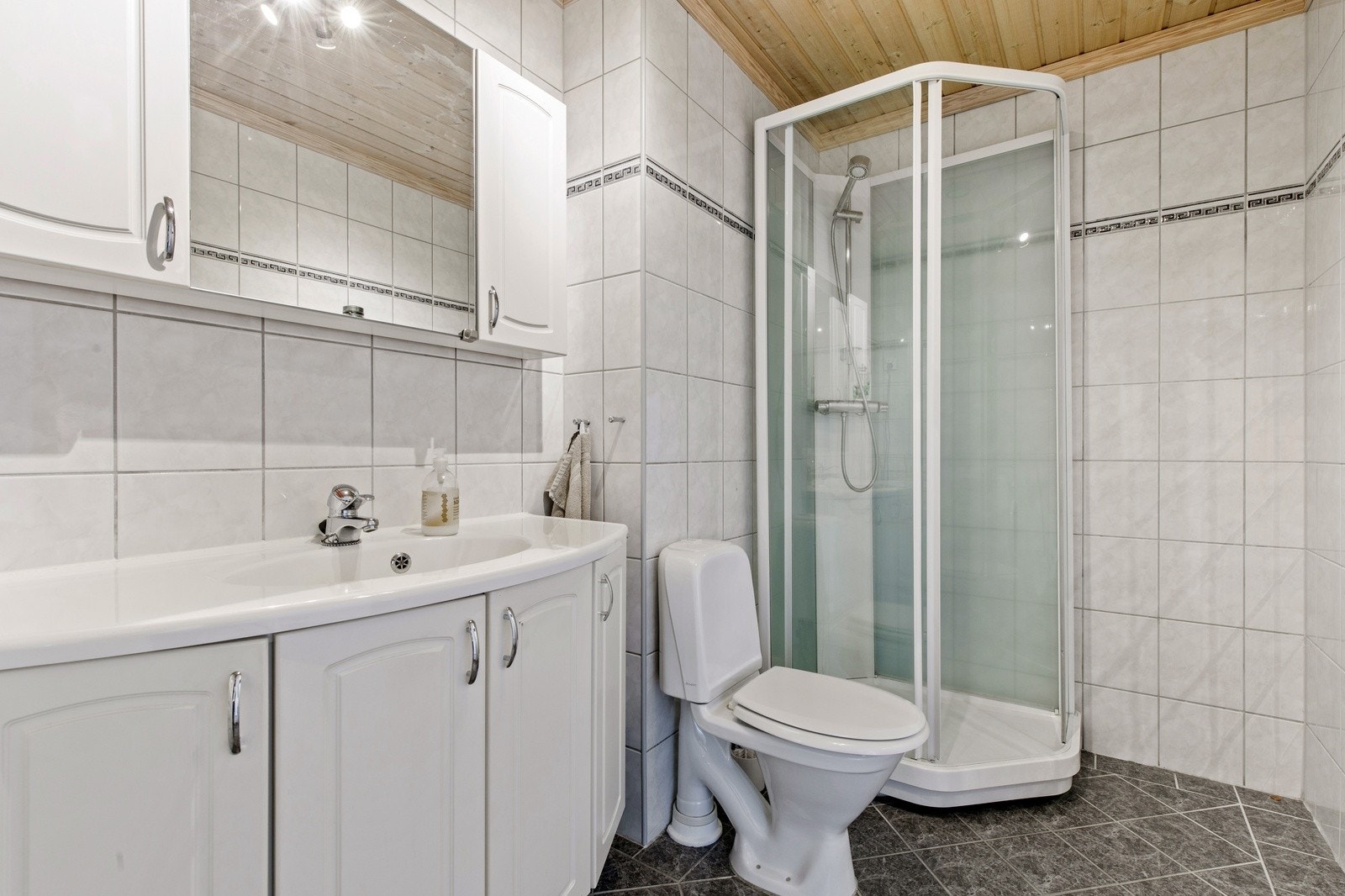 Flott bad med dusjkabinett. Galleribilde