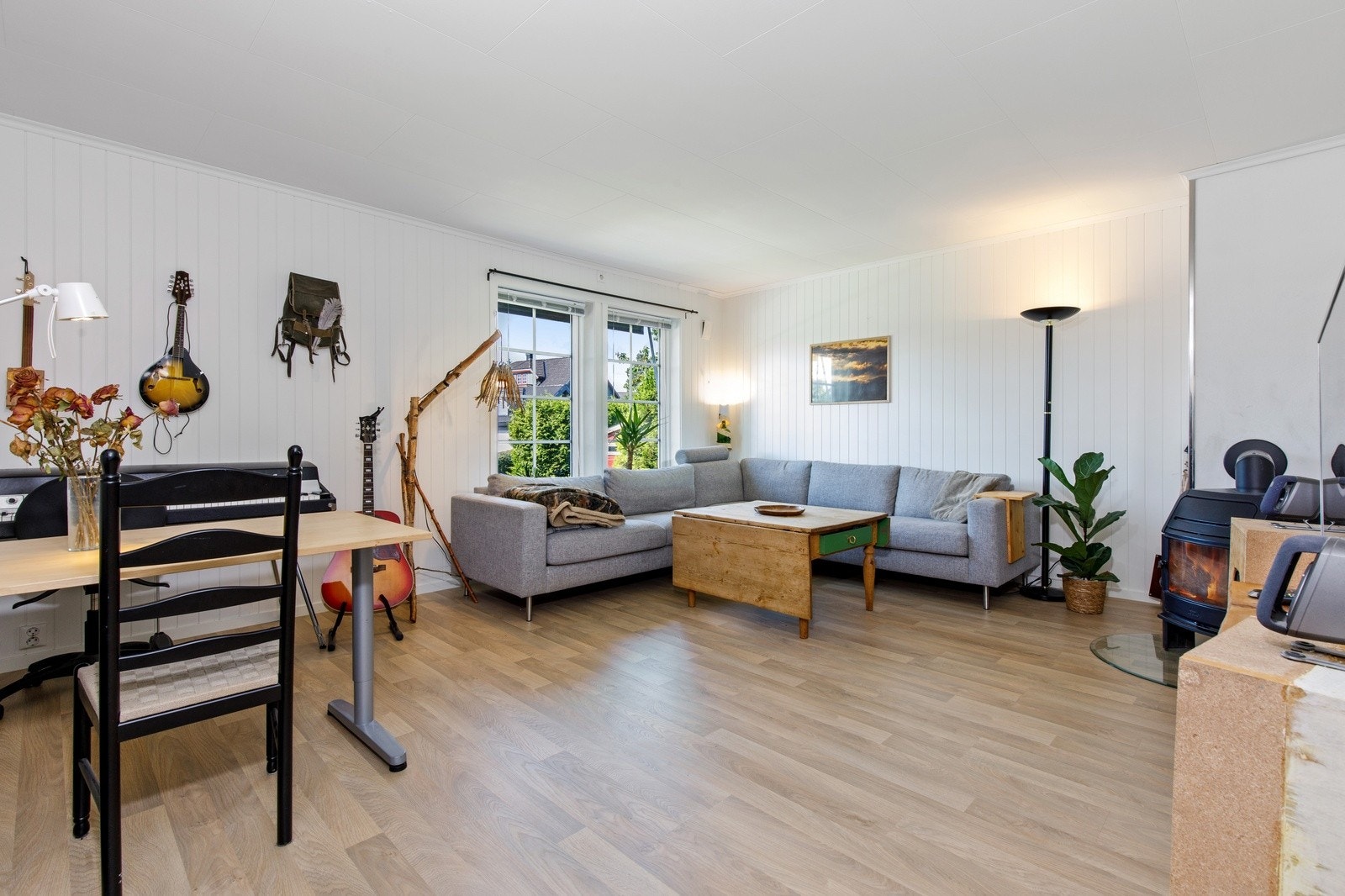 Stor og romslig stue med ildsted og gode møbleringsmuligheter. Galleribilde