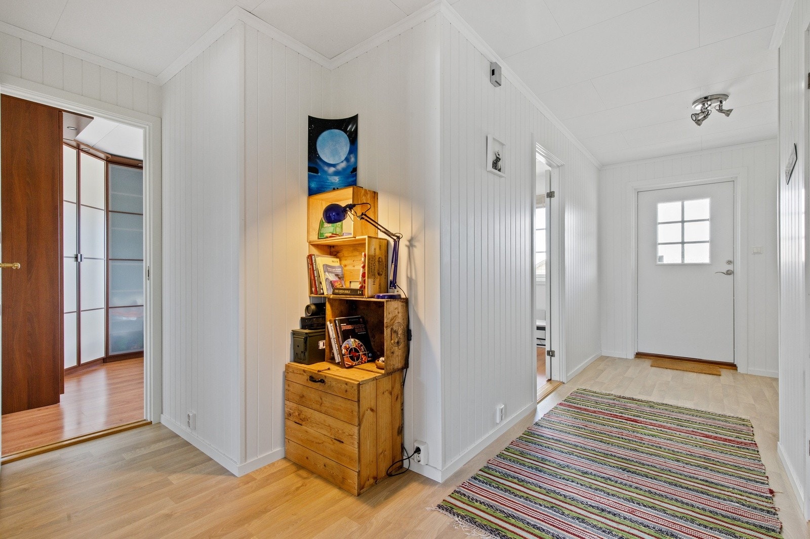 Imøtekommende entrè med tilknyttning til innebod og soverom. Galleribilde